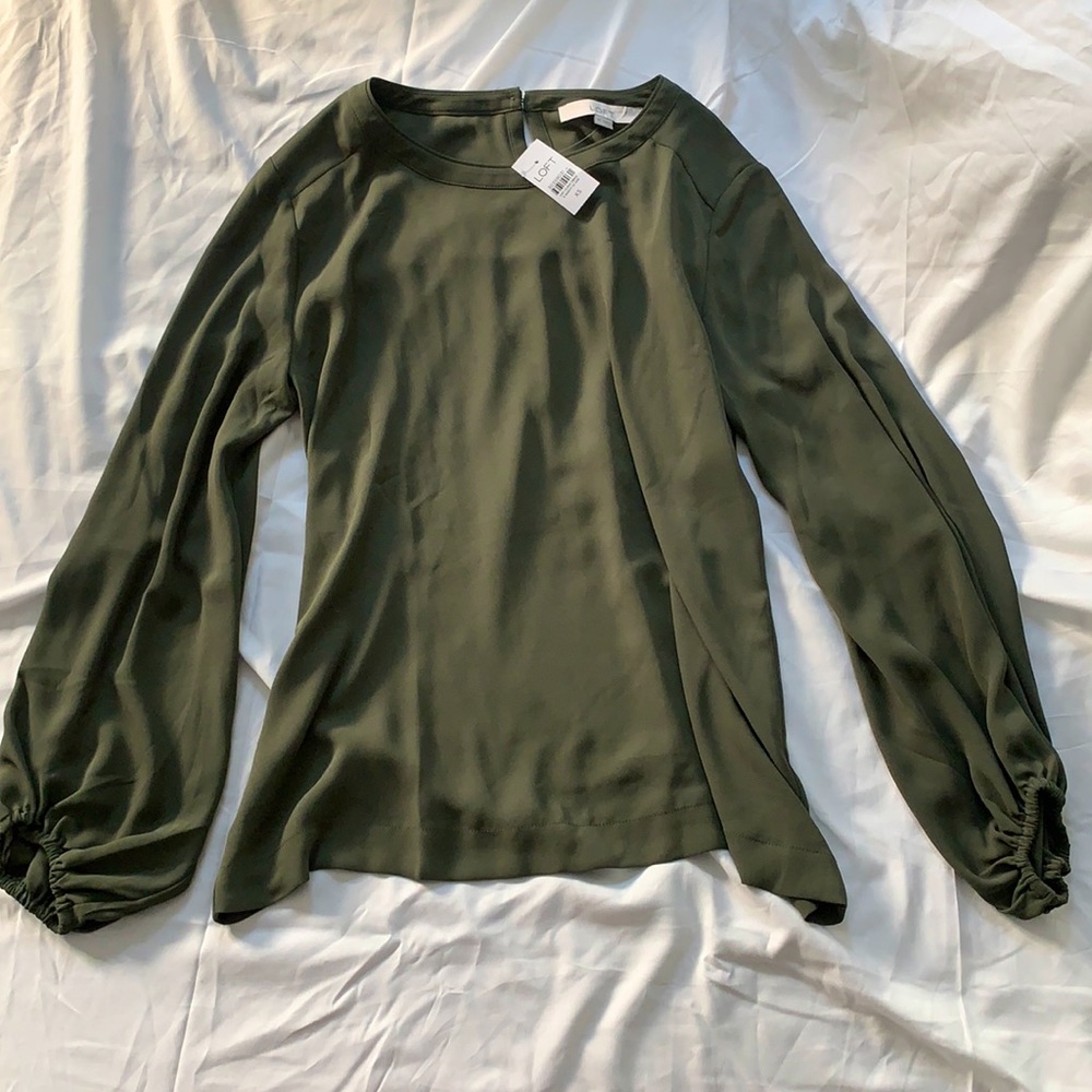 Loft Loose Flowy Olive Colored Shirt 🌿✨